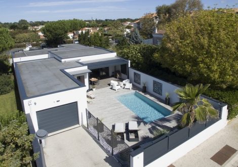 Maison contemporaine sur terrain étroit