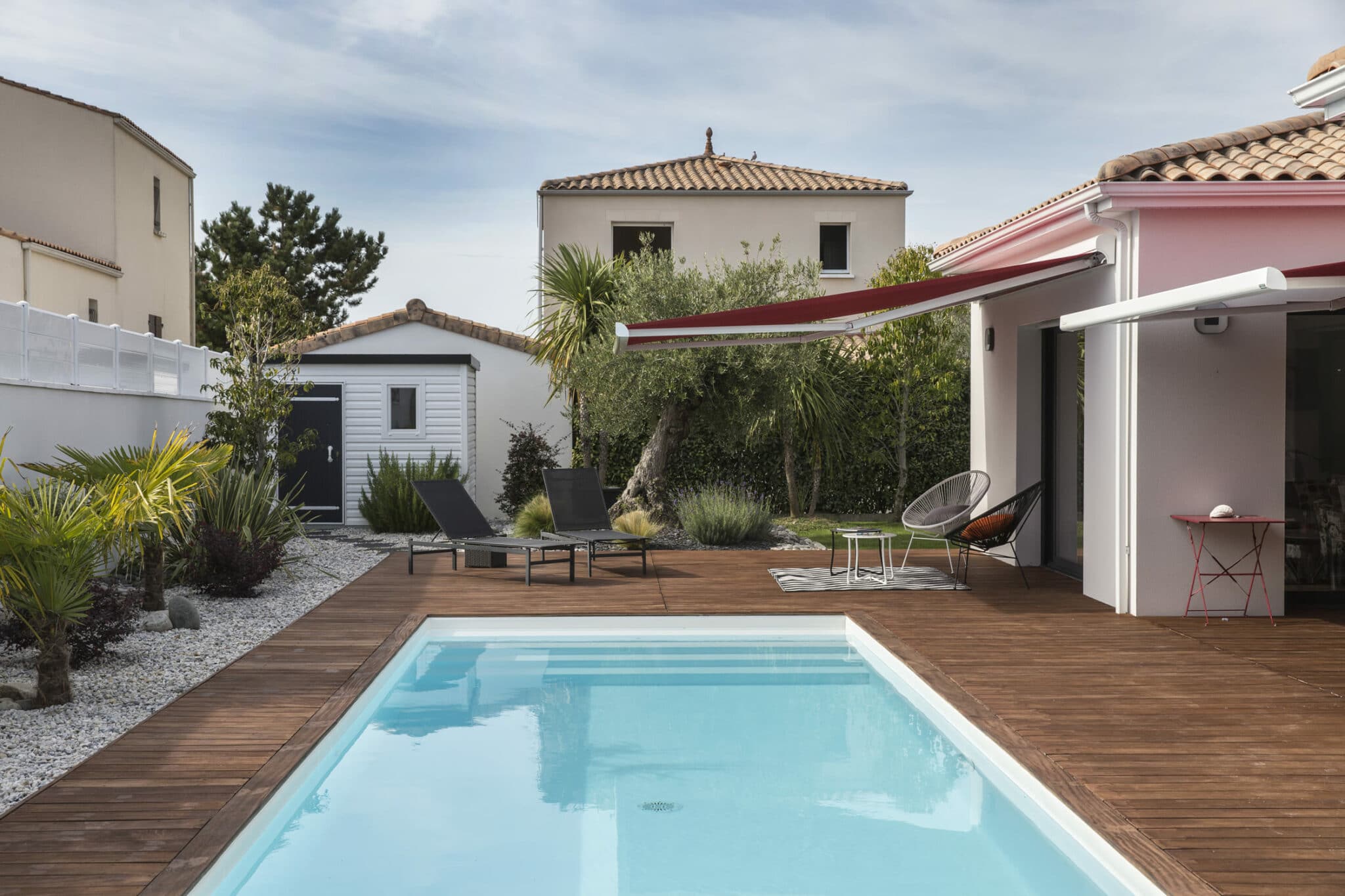 jardin aménagé avec piscine