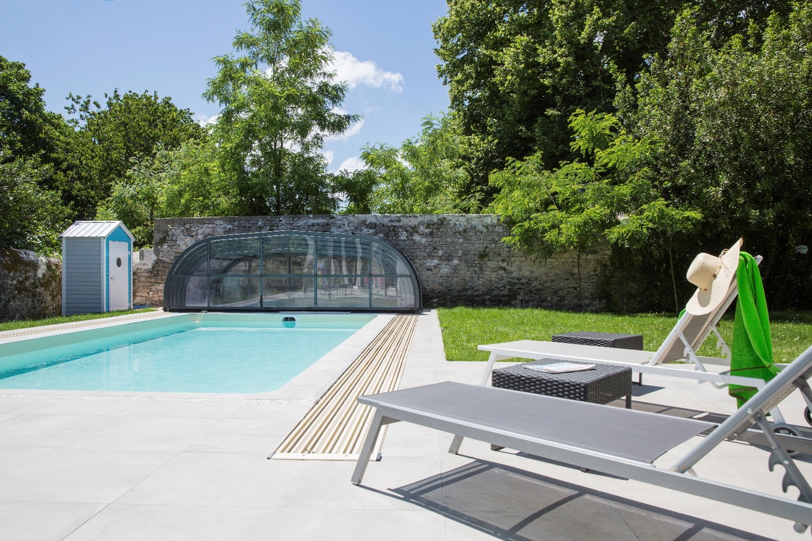 jardin avec piscine et transats