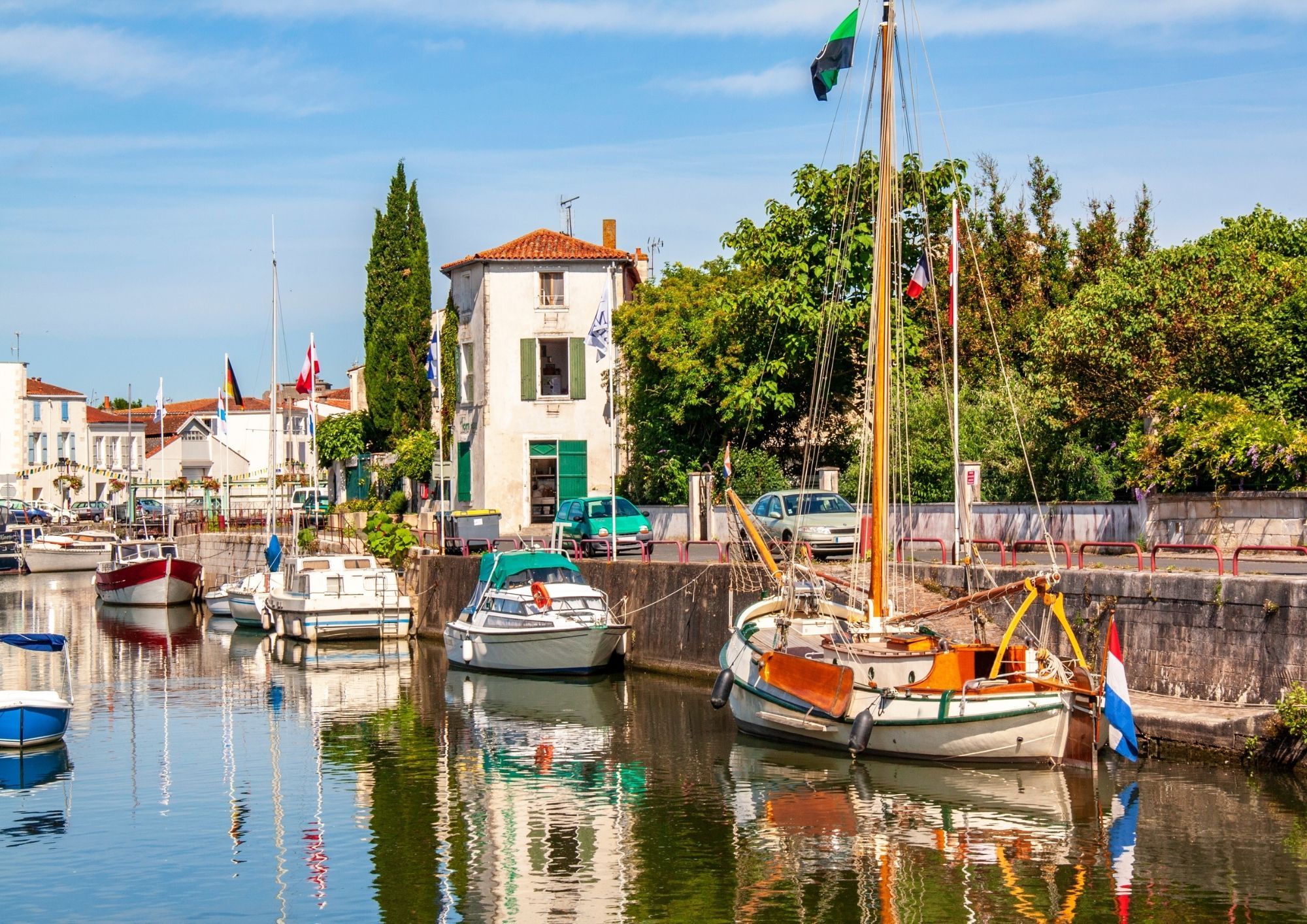 port d'un village en charente maritime